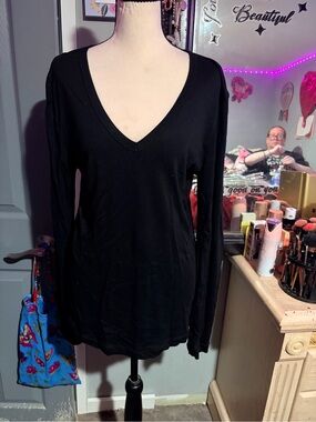 NWOT GAP Black V-Neck Long Sleeve Tee